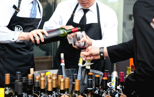 JW 메리어트 동대문 스퀘어 서울이 오는 23일부터 25일까지 3일 동안 더 라운지 야외 테라스에서 100여종의 와인과 함께 11개 팀의 버스킹 공연, 셰프의 캐주얼 푸드까지 한 공간에서 만나 볼 수 있는 '와인 앤 버스커' 페스티벌을 개최한다. JW 메리어트 동대문 스퀘어 서울 제공